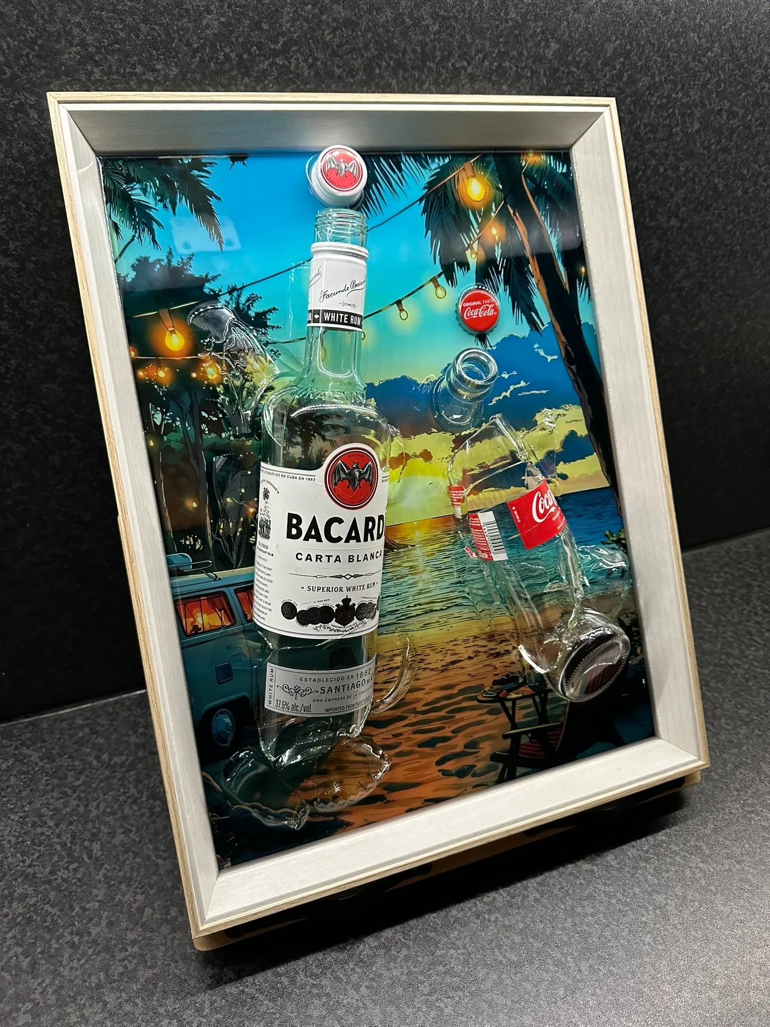 Bacardi-Cola – Gebroken Fles