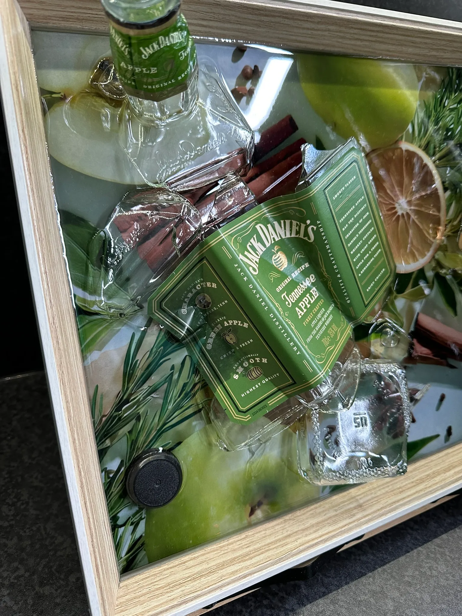 Jack Daniels Apple – Gebroken Fles met Whiskeyglas – IMG_2647.JPEG