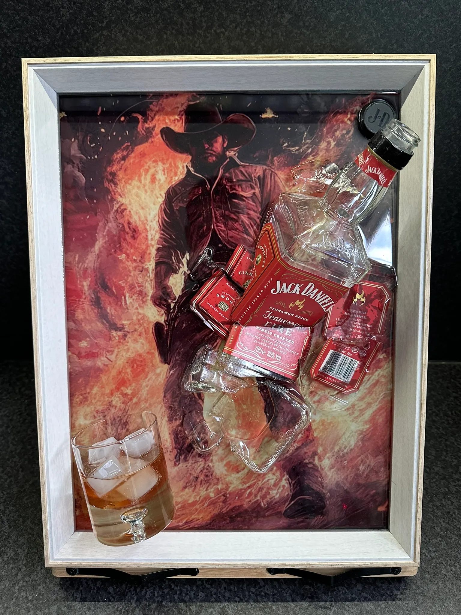 Jack Daniels Fire – Gebroken Fles met Whiskeyglas