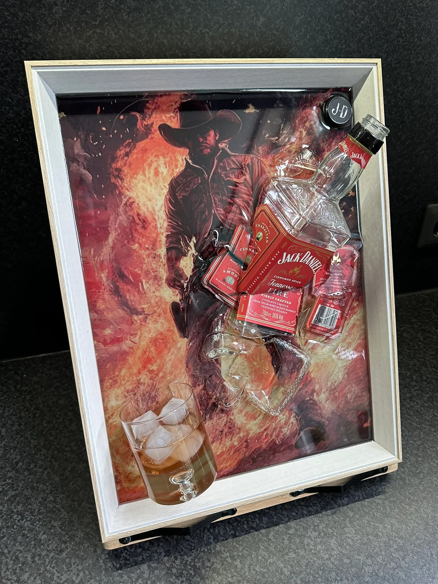 Jack Daniels Fire – Gebroken Fles met Whiskeyglas – IMG_2651.JPEG