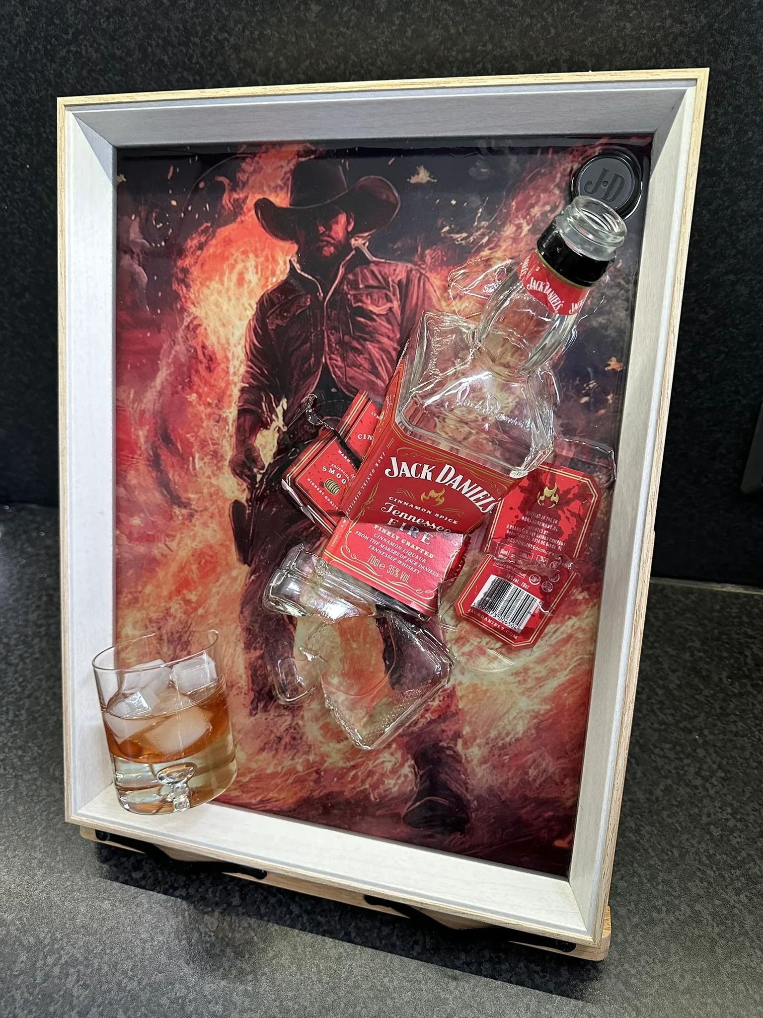 Jack Daniels Fire – Gebroken Fles met Whiskeyglas – IMG_2653.JPEG