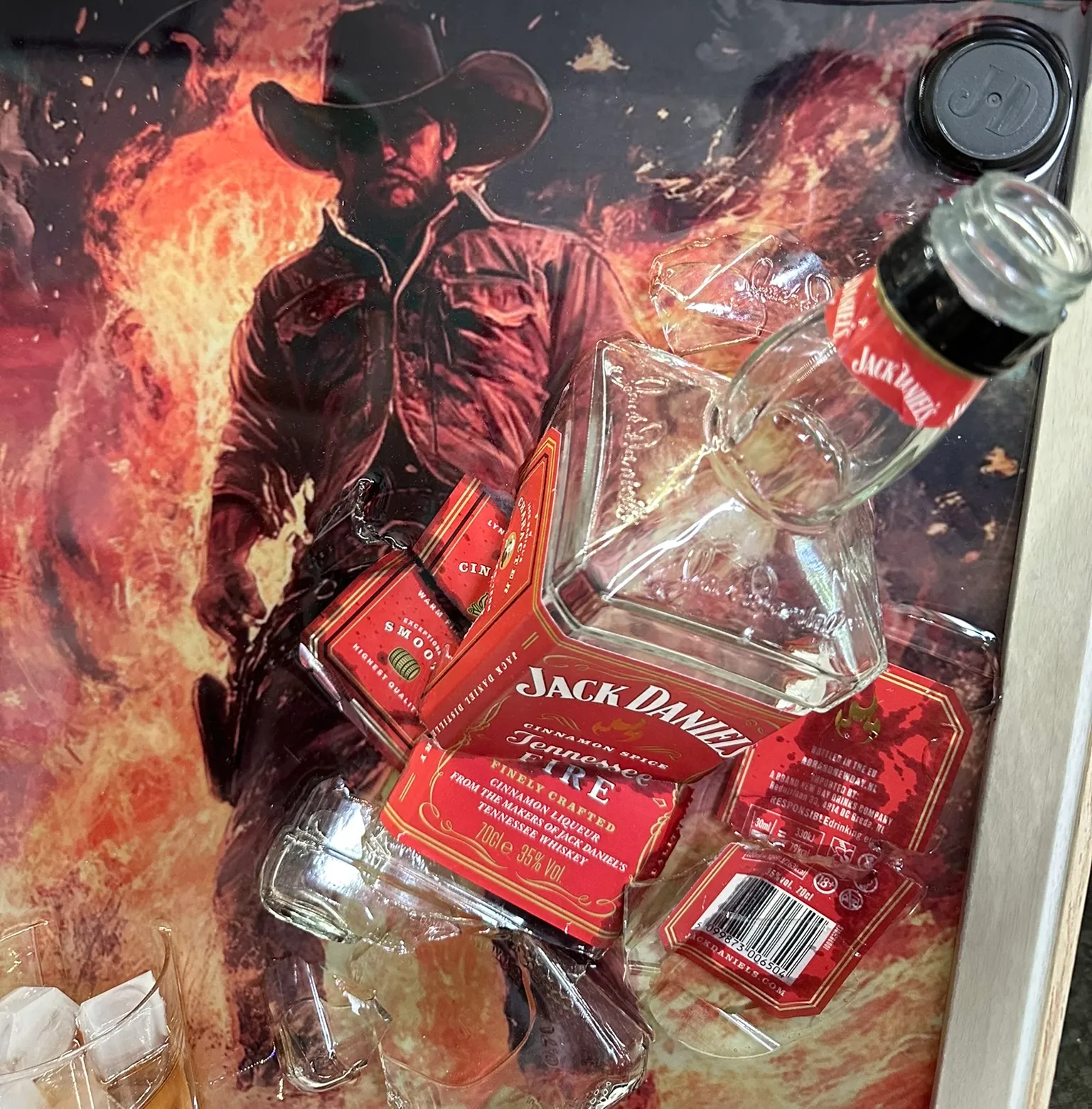 Jack Daniels Fire – Gebroken Fles met Whiskeyglas – IMG_2654.JPEG